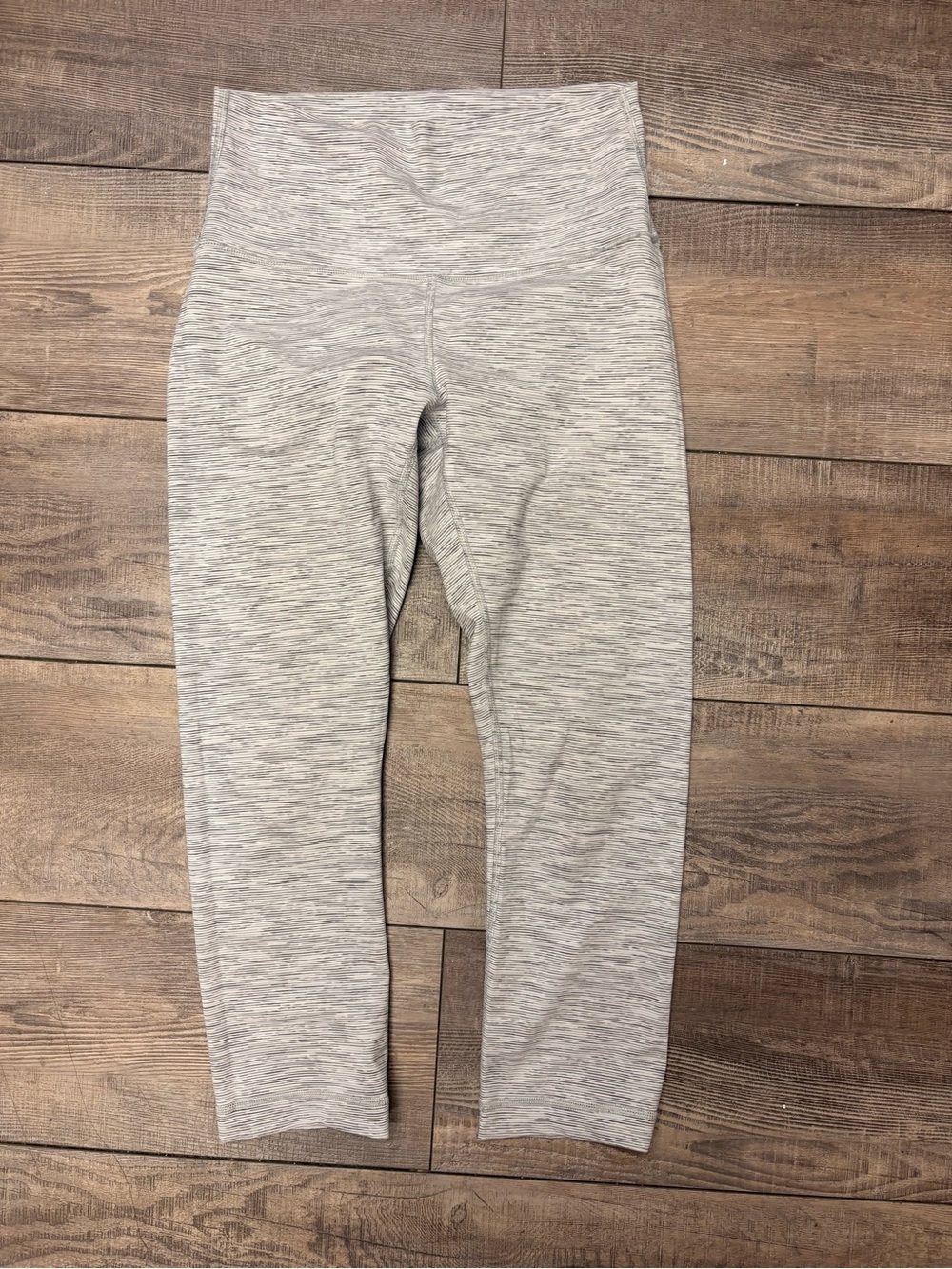 lululemon athletica women’s size 6 Heather Gray cropped Leggings